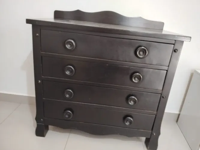 Cômoda com 4 gavetas