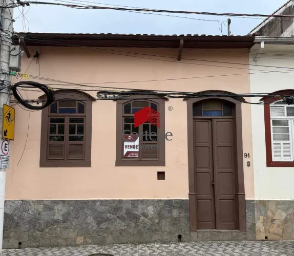 Casarão tombado com 4 quartos no centro de Cunha SP