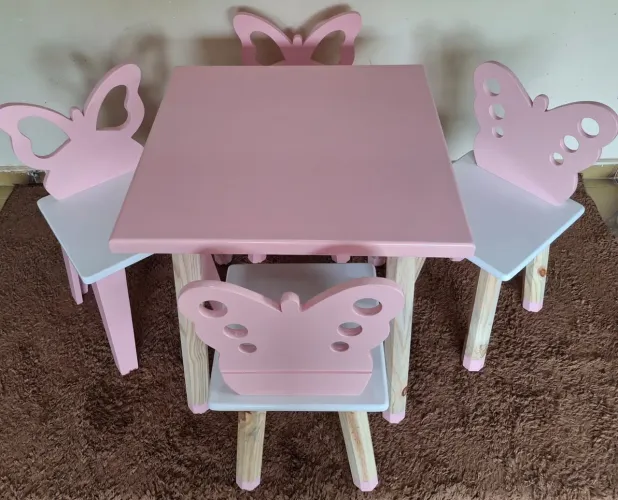 Mesa Infantil em mdf e pinos 