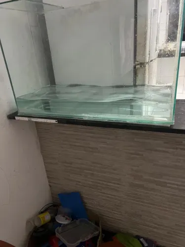 Aquário com pedras e enfeites 