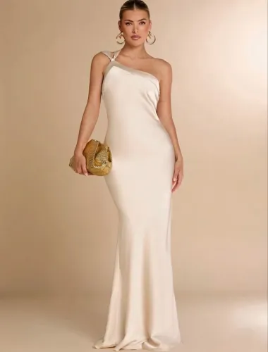 Vestido de tiras simétrico com decote vazado.