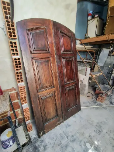 Porta de madeira dupla
