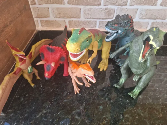 Lote Brinquedos de Dinossauros de plástico