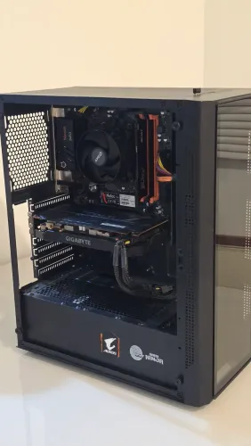 ? PC GAMER RYZEN 5 4600G + RX 5500 XT 4GB ?