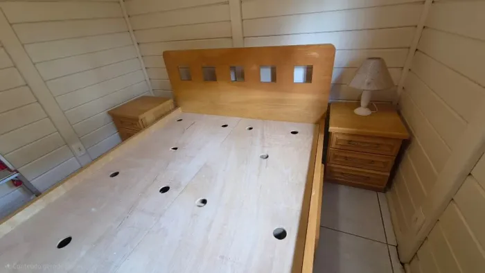 Cama em madeira maciça com 2 gavetas na parte debaixo + 2 mesas de apoio com 3 gavetas 