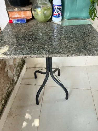 Mesa com tampa de Granito