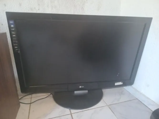 TV LG, tem smart mais nao esta atualizado os app, não sei muito detalhes tem HDMI, netflix
