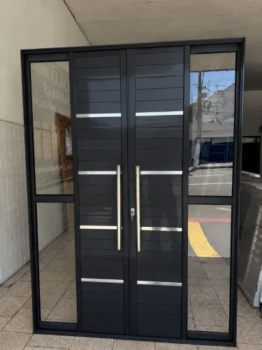 PORTA SACADA LAMBRIL PRETA 2.10X1.50 NA COR PRETA BEM REFORÇADA E COM VEDAÇÃO CONTRA RUIDO