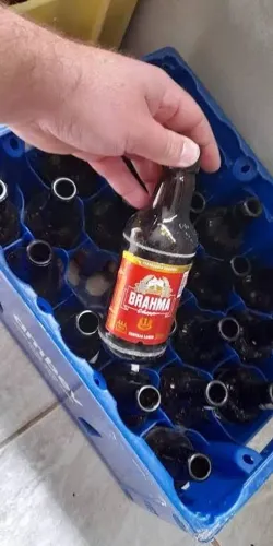 Vendo caixa e casco de cerveja
