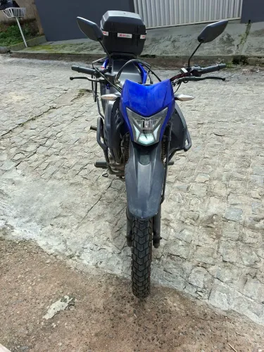 ? Shineray SHI 175 S EFI Trail - Azul. Equipada com protetor de carenagem preto lateral