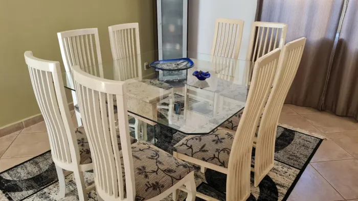 Oportunidade, impecável, mesa pés de mármore 8 cadeiras e aparador, vidro 10mm
