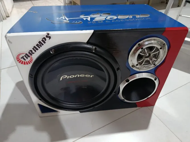 Caixa de som automotivo