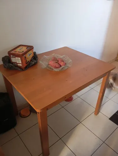 Vende-se Mesa para 4 Lugares
