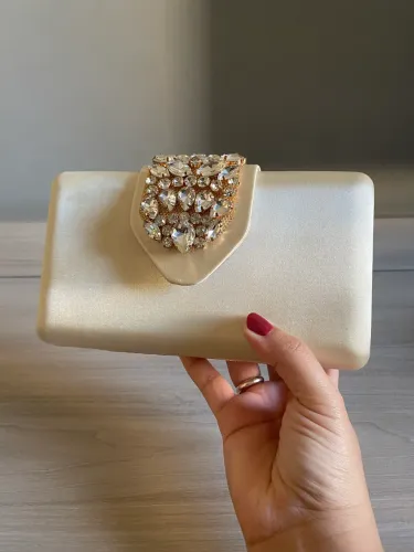 Clutch Dourada/palha com cristais