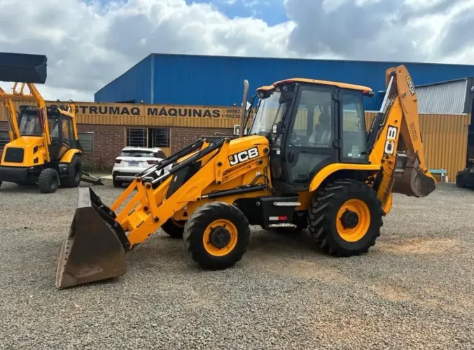 Retroescavadeira jcb 2021. 4x4