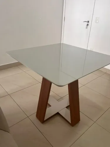 Mesa de jantar com 4 cadeiras 