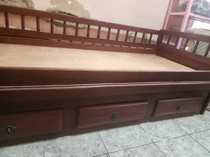 Bicama de madeira maciça com gavetas estilo divã