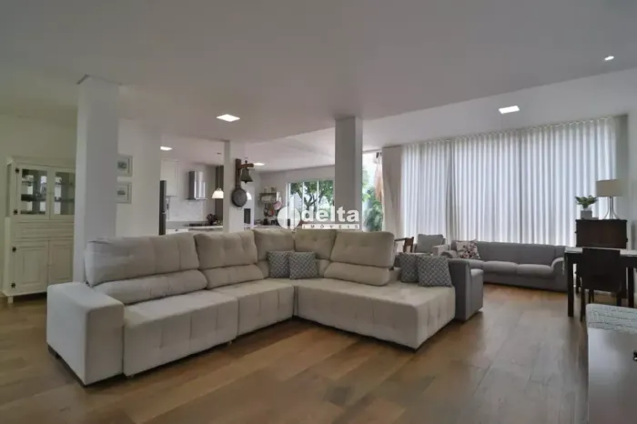 Casa residencial com 4 quartos sendo 3 suítes disponível para Locação e venda no bairro Ja