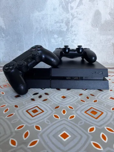 PlayStation 4 Fat + 3 controles + Uncharted 4 e Days Gone