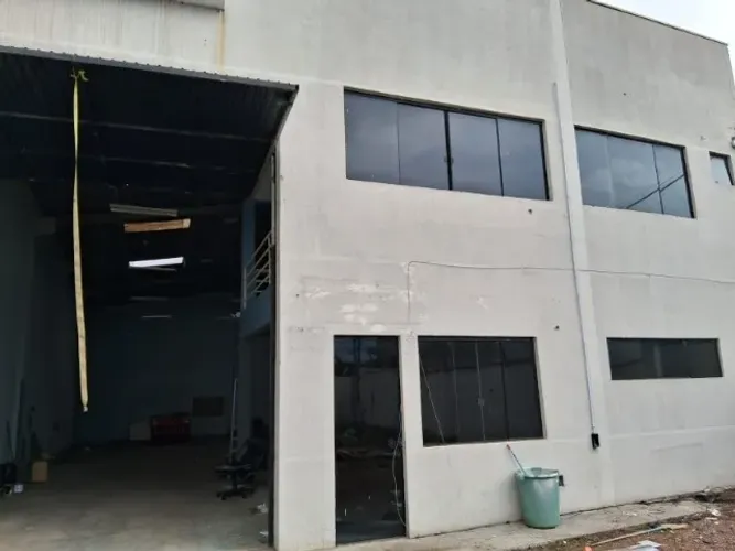 Barracão para locação a 2 quadras do terminal do Boqueirão.