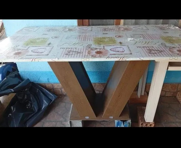 Mesa com seis cadeiras