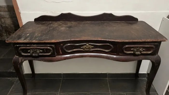 Escrivaninha de madeira