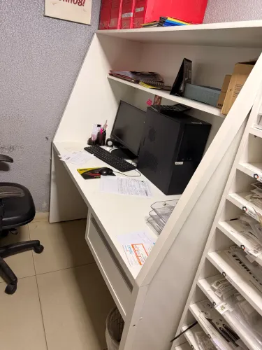 Escrivaninha com gaveta