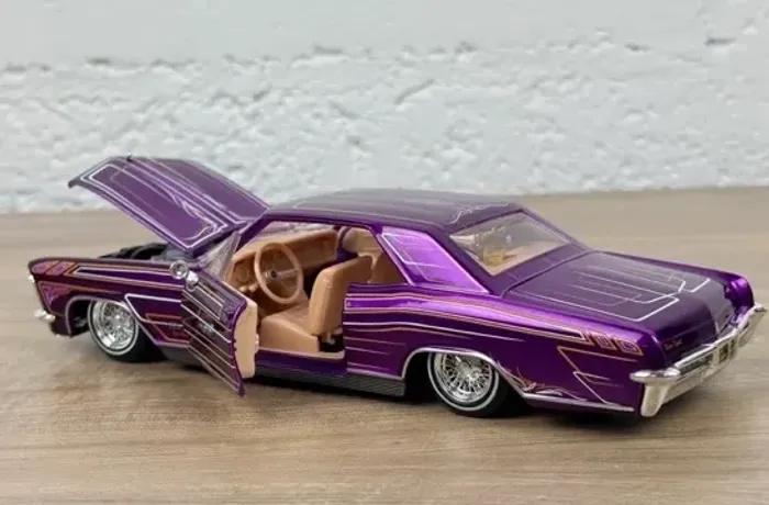Vendo miniatura Buick Riviera LowRider escala 1:26 Maistro roxo 
