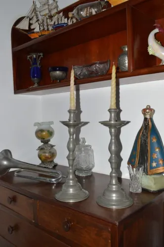 Magnânimo par de castiçais em metal
