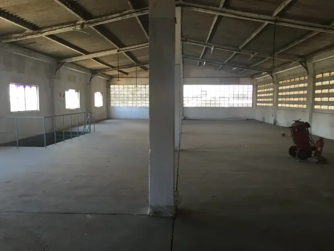 VENDO GALPÃO com1.100m² / esquina / estacionamento 15 veículos na Imbiribeira - Recife - P
