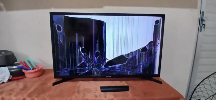 TV Samsung Smart 32? UN32T4300 - Tela quebrada (para peças)