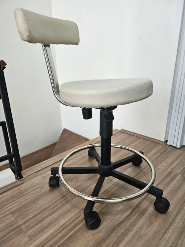 Cadeira Mocho Kixiki Móveis com Regulagem de Altura a Gás - Salão, Estética, Odonto