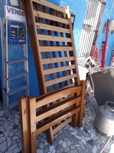 Vende se cama de solteiro de madeira 