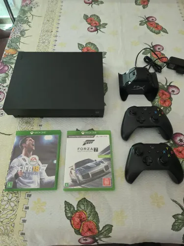 Xbox one x + 2 controles + 2 jogos + base de carregamento