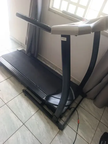 Esteira eletrônica bem conservada pra 120 kls
