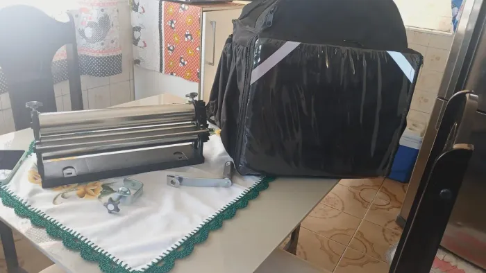 Vendo Cilindro de massa e uma bolsa térmica.