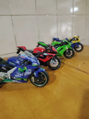 Miniatura de motos esportivas 1:12