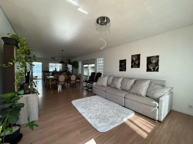 Suíte com closet e cozinha planejada: Conheça esta casa à venda no Liberdade em Pelotas.