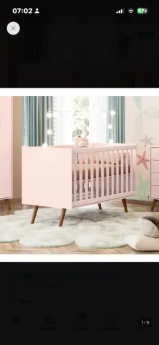 Berço infantil na cor rose, opção de virar cama