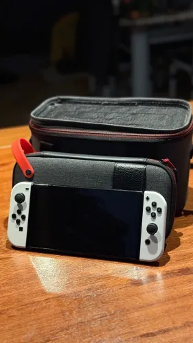 Nintendo Switch Oled c/ 2 controles + Jogos