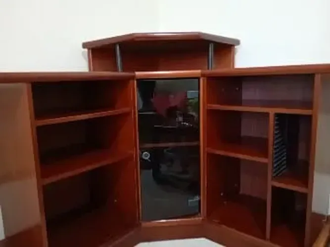 Vendo móvel de canto em madeira nobre