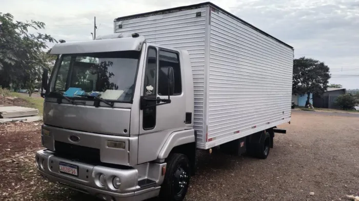 FORD CARGO 815 BAÚ - 2009/2010 À VENDA** ?