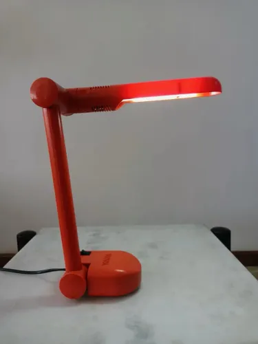 Luminária de Mesa Pelicano Laranja - Ícone Pop e Estética Retrô Anos 80