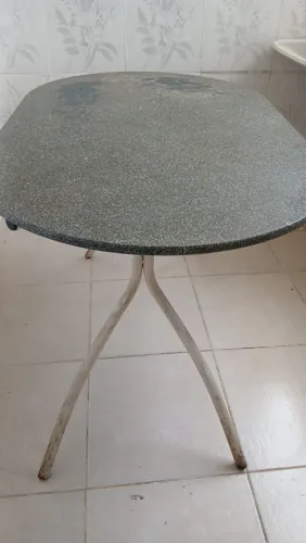 Mesa de jantar sem cadeiras