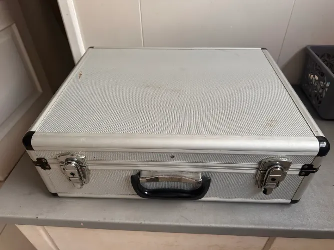 Maleta com furadeira e ferramentas