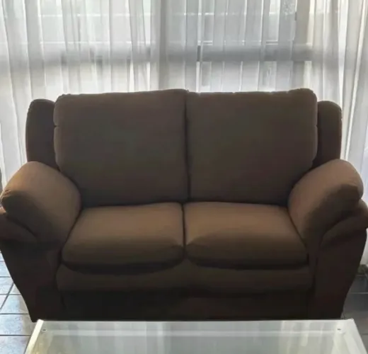 Vende-se sofá de dois lugares.