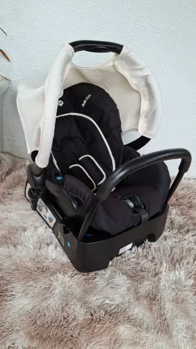 Bebê conforto Safety 1st com encaixes para carrinho