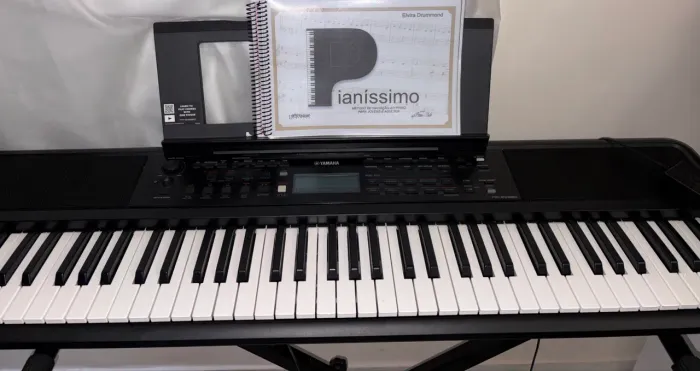 Teclado Yamaha PSR-EW320 76 Teclas + Suporte em X + Fonte Original | Estado de Novo