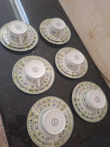 Jogo de xícaras, pires e pratinhos (porcelana)