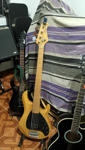 Contra-baixo Sterling Ray 5 cordas